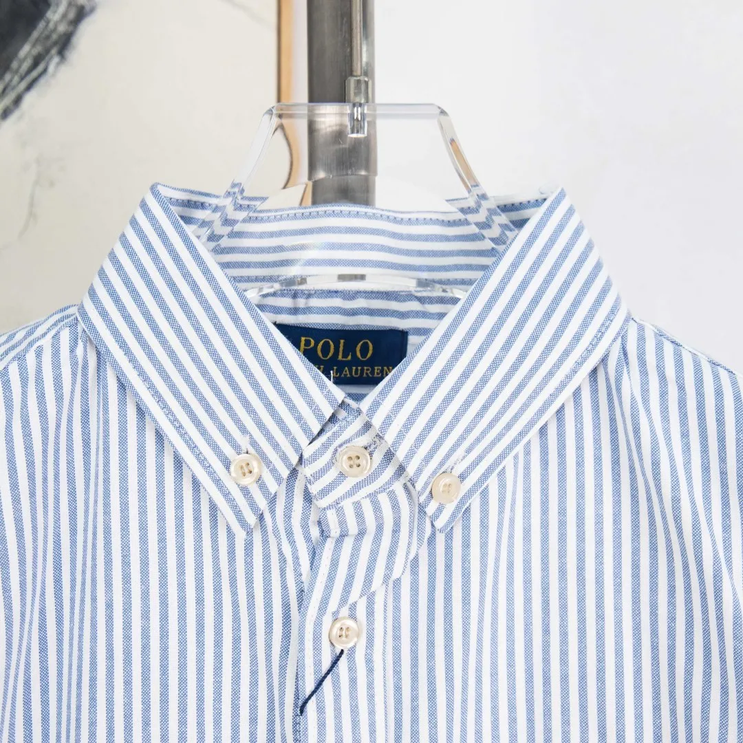 P250 zp version [Exclusive supply] Ralph Lauren/Ralph Lauren classic colorful small label striped casual shirt 1️⃣Made of high-quality classic striped fabric, the upper body is soft and comfortable, extremely delicate, has a solid, smooth and soft hand feel, and the fabric does not wrinkle, and the hand feel is invincible. The details are handled perfectly! 2️⃣Adopting the washing process, the workmanship details are perfectly controlled. They are all hemmed with vest technology, and the insides of the sleeves are also used. Different from the four-needle and five-thread workmanship, the collars are also all designed with interlining, showing high-end fashion and individuality, and the style is fashionable, simple and elegant! 3️⃣It is very youthful and energetic, and can be easily worn by both men and women. It is very in line with the fashion aesthetic concepts of today's young people!  Color: Striped Blue Size: S M L XL Number: SG10488